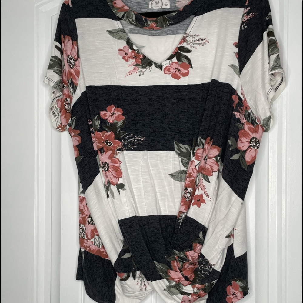 Maurice’s 24/7 s/s cross bottom banded neck top Size 1X